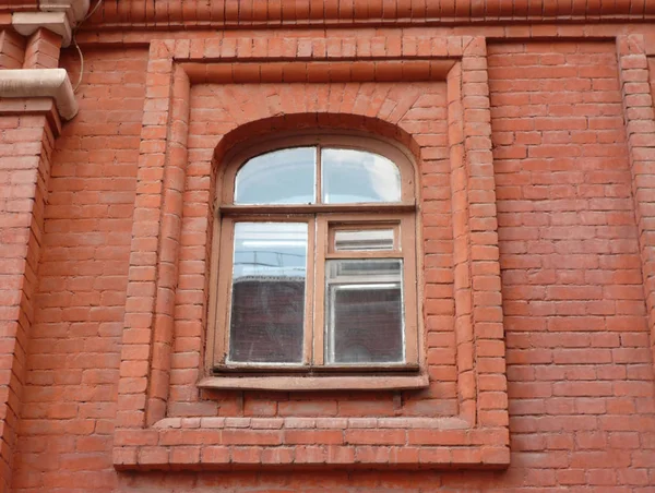 Červená cihlová zeď s oknem — Stock fotografie