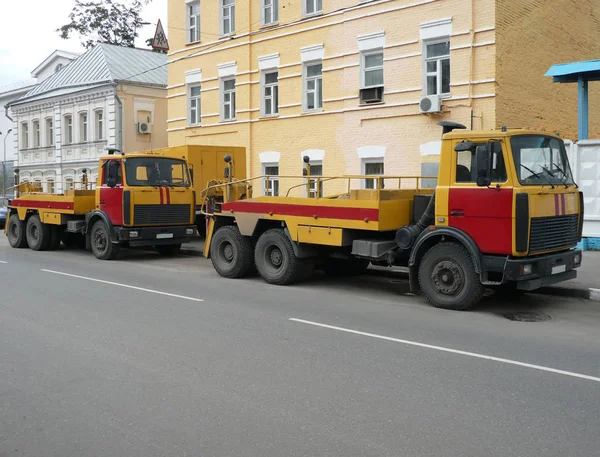 Camión de emergencia rojo-amarillo — Foto de Stock