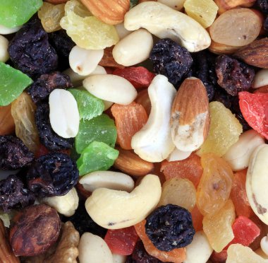 Kuru, güneşli yaz gününde kurutulmuş meyve seti.