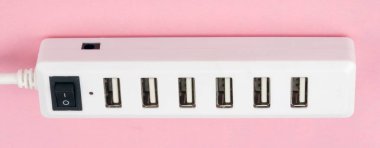 pembe bir arka plan üzerinde USB hub