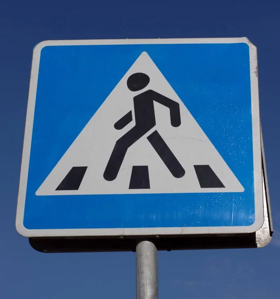 Fußgängerüberweg-Schild auf Straße — Stockfoto