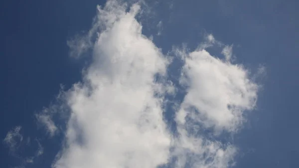 푸른 하늘 위의 구름 — 스톡 사진