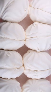 Kurak bir günde pembe zemin üzerinde bir sürü beyaz lokum