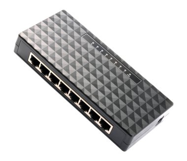 siyah 8 çıkışlı plastik Ethernet anahtarı üzerinde beyaz adam izole.