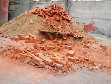 Kırmızı tuğla yığını