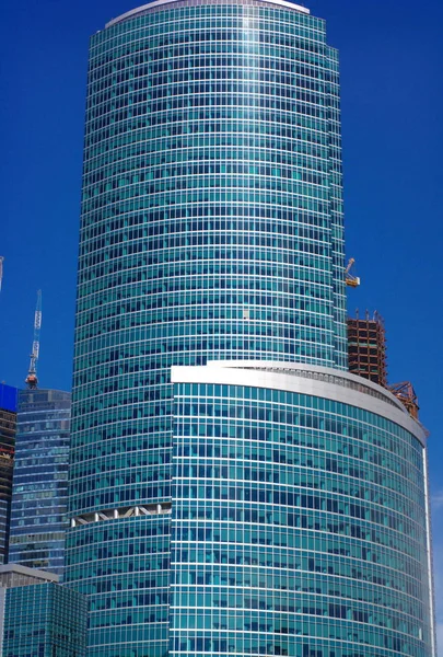 Gökyüzü arka planındaki ofis binasının kenarı — Stok fotoğraf
