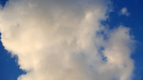 Nuvem no céu azul — Fotografia de Stock