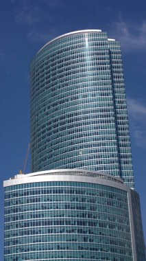 Gökyüzü arka planındaki ofis binasının kenarı