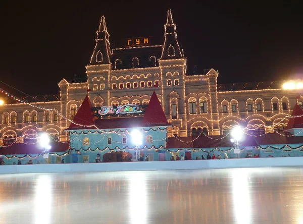 Patinagem-pista em quadrado vermelho em moscow — Fotografia de Stock