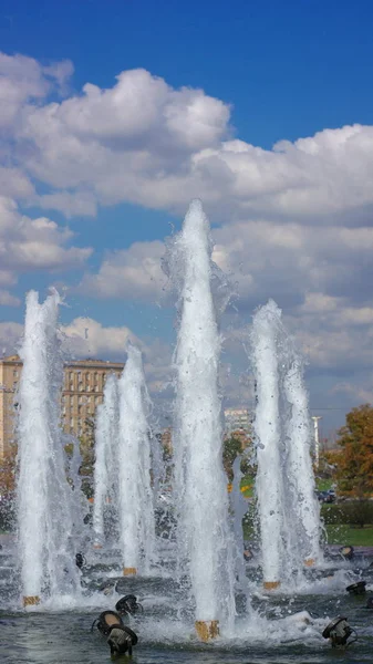 Fontaine sur la rue par temps sec — Photo