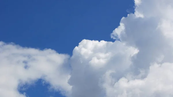 Nuvem no céu azul — Fotografia de Stock