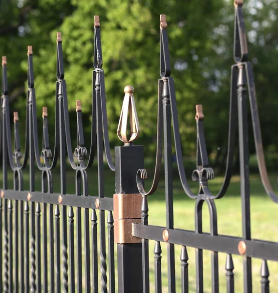 Fence with gold decoration — Stock Photo, Image