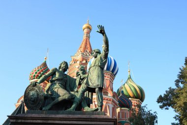 Kutsanmış fesleğen katedrali ve Minin ve Pozharsky Heykeli.