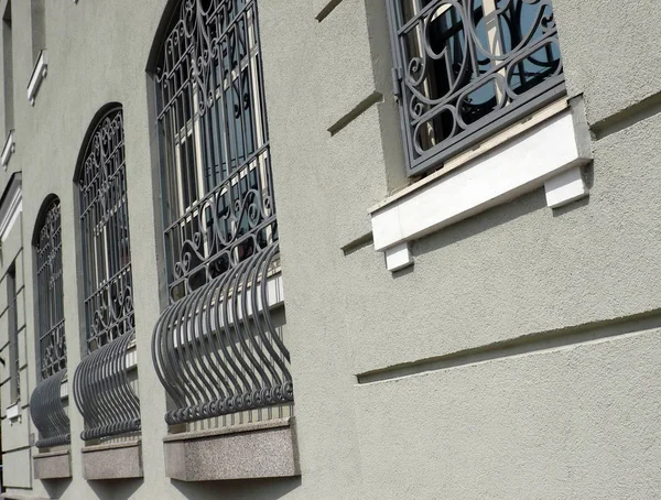 Janelas de construção com grade durante o dia — Fotografia de Stock