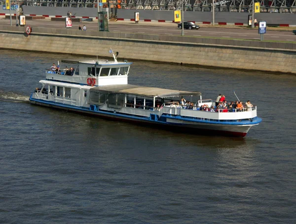 Boot auf dem Fluss — Stockfoto