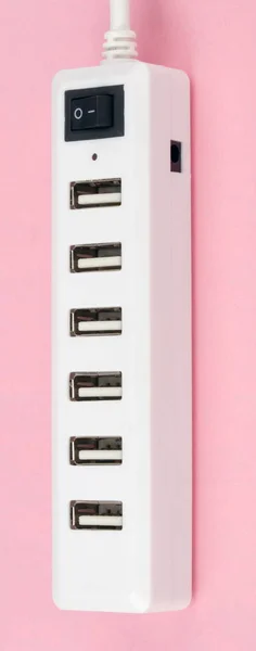 USB-hubb på rosa bakgrund — Stockfoto