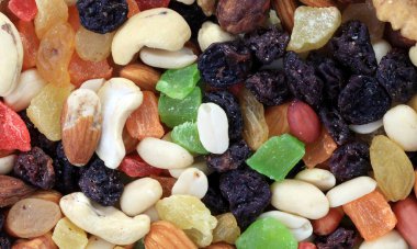 Kuru, güneşli yaz gününde kurutulmuş meyve seti.