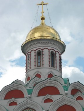Kilisenin kubbesi