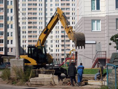 zeminde lastikli Ekskavatör