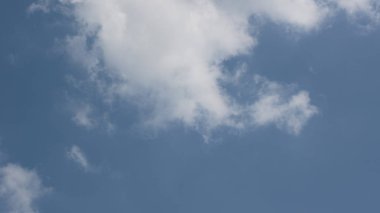 Mavi gökyüzünde bulut