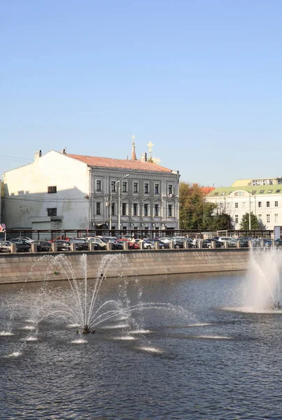 Many fountain on river — Stock Photo, Image