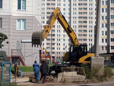 zeminde lastikli Ekskavatör