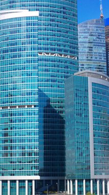 Gökyüzü arka planındaki ofis binasının kenarı