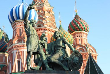 Kutsanmış fesleğen katedrali ve Minin ve Pozharsky Heykeli.