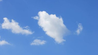 Mavi gökyüzünde bulut