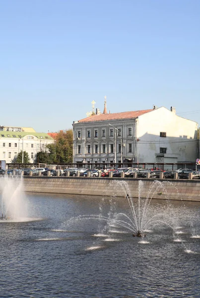 Wiele fontanny na rzece — Zdjęcie stockowe