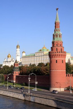 Kulesi Kremlin, iskele ve nehir