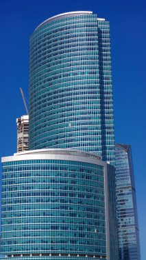 Gökyüzü arka planındaki ofis binasının kenarı