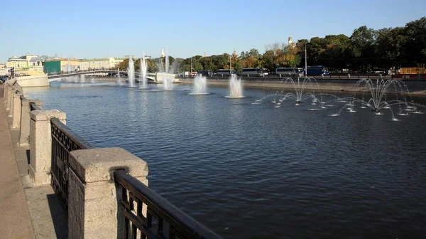 Nombreuses fontaines sur la rivière — Photo