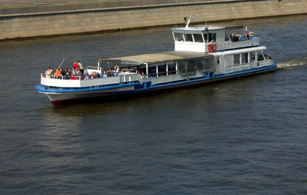 Barco en el río — Foto de Stock