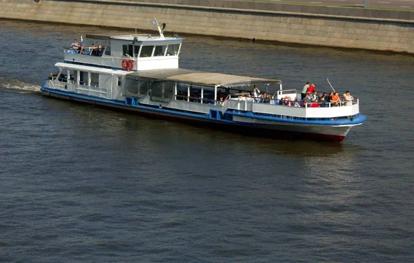 Barco en el río — Foto de Stock