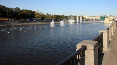 Nehirdeki birçok çeşme