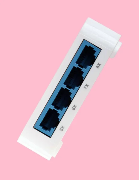 Bílá 8 Port plastový Ethernet Switch izolované na růžovém pozadí — Stock fotografie