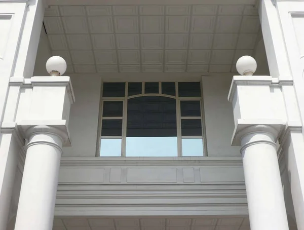 Fenster des Gebäudes im alten Stil — Stockfoto