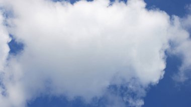 Mavi gökyüzünde bulut