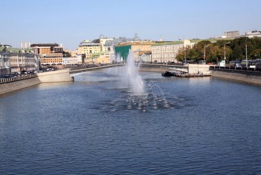 Nehirdeki birçok çeşme