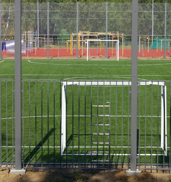 Fußballplatz Der Nähe Von Zaun Sonnigen Tag — Stockfoto