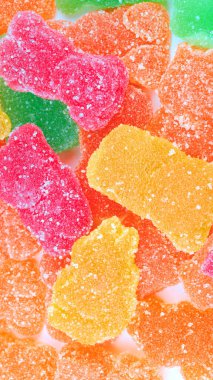 Kuru ve güneşli bir günde çok renkli meyve jölesi.