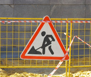 Kuru güneşli günde yol çalışması tabelası