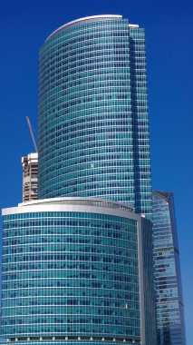 Gökyüzü arka planındaki ofis binasının kenarı