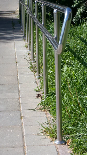 夏天阳光明媚的干燥天气 公园里的金属栅栏 — 图库照片