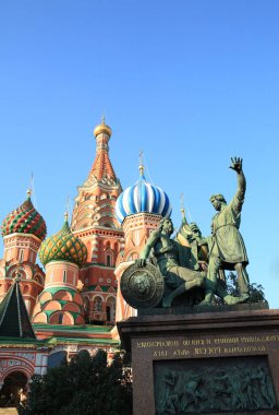 Kutsanmış fesleğen katedrali ve Minin ve Pozharsky Heykeli.