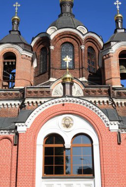 Kuru ve güneşli bir günde kilise