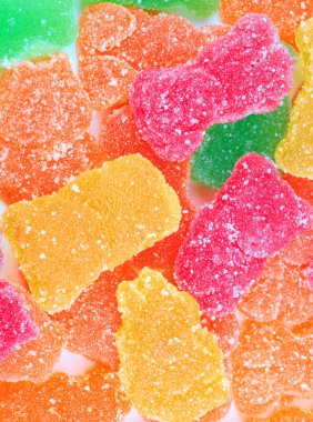 Kuru ve güneşli bir günde çok renkli meyve jölesi.