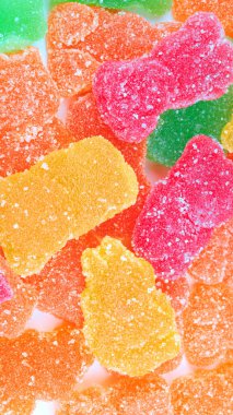 Kuru ve güneşli yaz gününde çok renkli meyve jölesi.