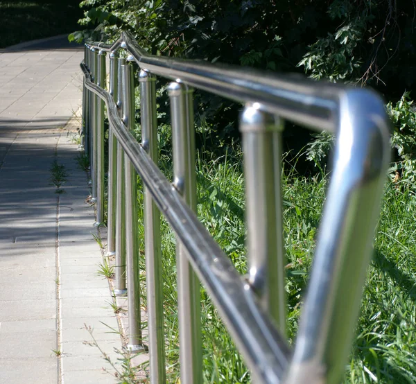 晴れた夏の日に公園の金属フェンス — ストック写真